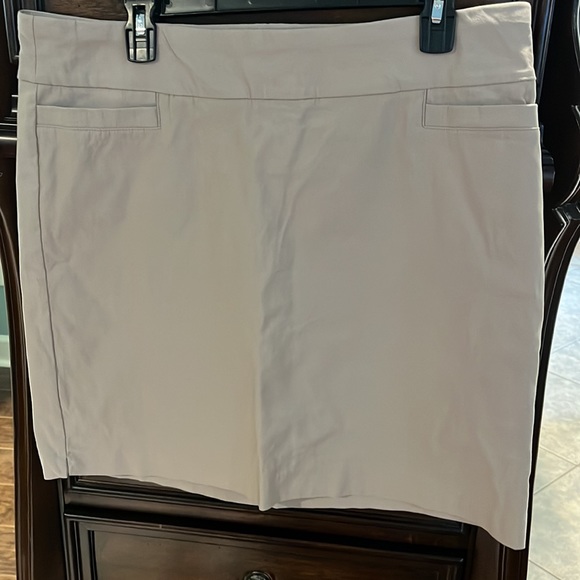KAHKI SIKRT. SIZE 16. NWOT - Picture 1 of 3